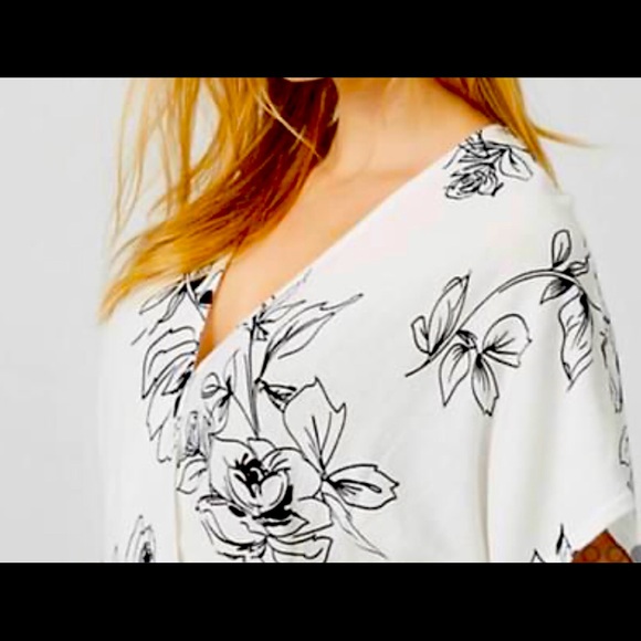 NEW! Le Chateau Floral Wrap Style Top - Picture 4 of 5
